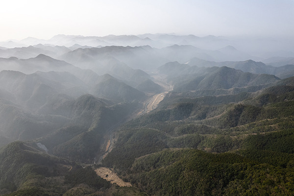 정상에서는 대마도의 산그리메가 내려다보인다.