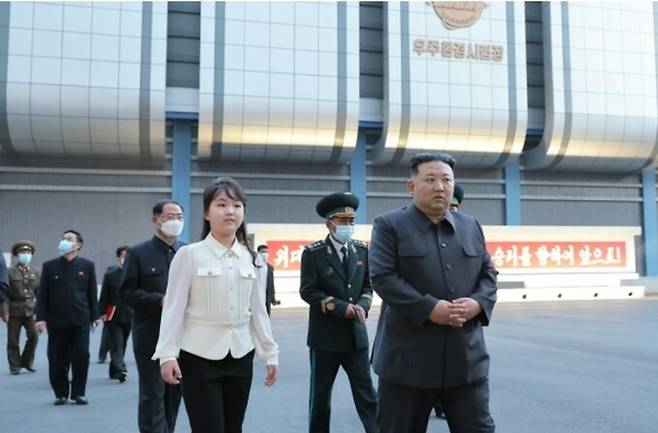 북한 김정은 노동당 총비서가 지난달 18일 군사정찰위성 관련 현지지도를 진행하는 모습. 평양 노동신문=뉴스1