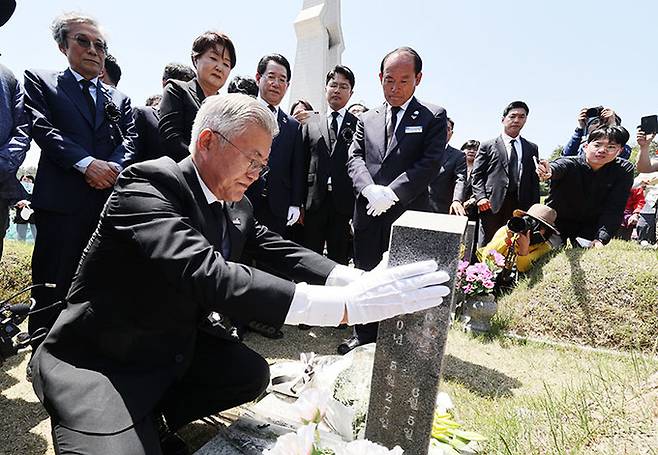 문재인 전 대통령(맨 앞)이 17일 오전 광주 북구 운정동 국립 5·18 민주묘지를 찾아 문재학 열사의 묘역에서 참배하고 있다. 광주=연합뉴스