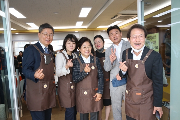 지난 16일 조식 시범학교를 운영 중인 서울 은평구 선일여자중학교를 방문해 학생 대상 배식봉사에 참여한 김혜영 의원(왼쪽 두 번째)