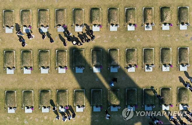 '오월 정신'…광주  5·18 민주묘지 찾은 참배객들 [연합뉴스 자료사진]