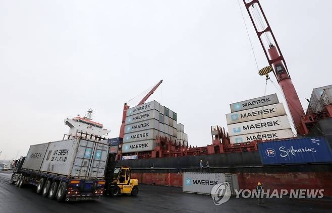 동해항 컨테이너선 운항 재개 [연합뉴스 자료사진]