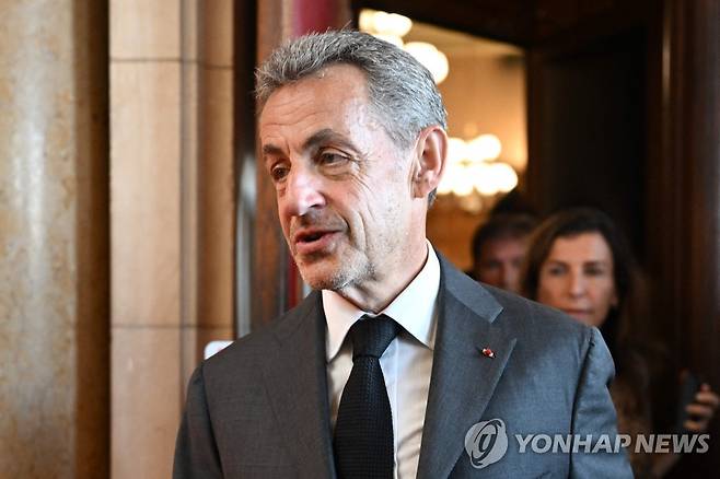 법원에 출석하는 니콜라 사르코지 전 프랑스 대통령 [AFP=연합뉴스. 재판매 및 DB 금지]