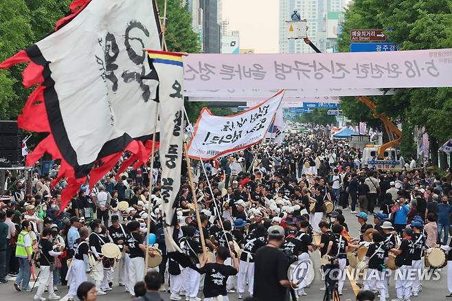 풍물패가 이끄는 5·18 43주년 민주대행진 (광주=연합뉴스) 정회성 기자 = 17일 오후 광주 동구 금남로에서 5·18 민주화운동 43주년 전야제 민주대행진이 열리고 있다. 2023.5.17 [공동 취재] hs@yna.co.kr