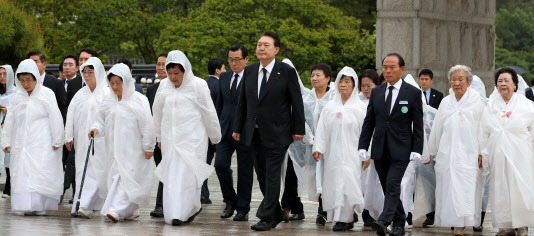 윤석열 대통령이 18일 광주 북구 운정동 국립 5·18민주묘지에서 오월 어머니들과 함께 5·18 민주화운동 43주년 기념식에 참석하고 있다. (사진=연합뉴스)