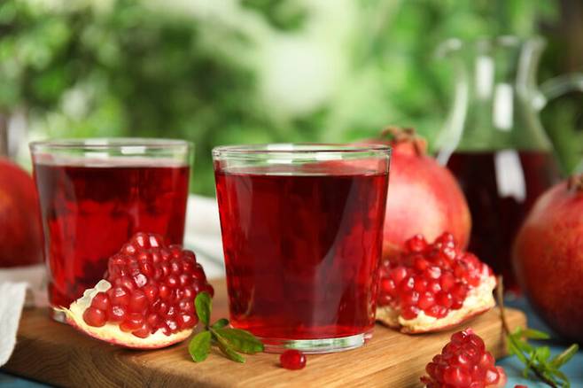 최근 서울 명동 좌판에서도 인기를 끌고 있는 석류 주스. 100% 석류 주스를 한 잔 쭈욱 들이키면 기분도 좋아지고 올랐던 혈압도 떨어진다. [사진=게티이미지뱅크]