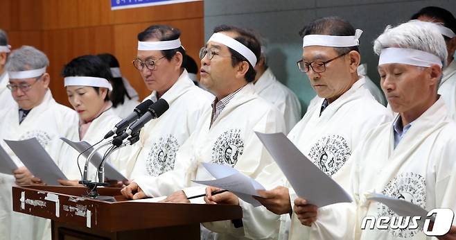 정읍 시민사회단체 관계자들이 18일 전북 전주시 전북도의회에서 '전라도천년사' 고부봉기 오류 비판 기자회견을 하고 있다. 2023.5.18/뉴스1 ⓒ News1 유경석 기자