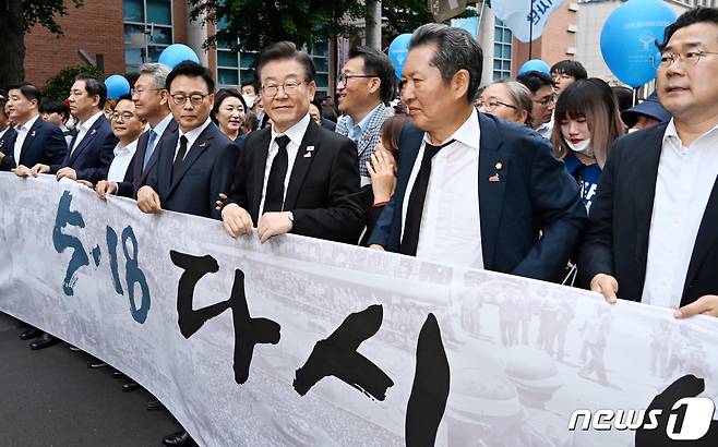 이재명 더불어민주당 대표가 17일 오후 광주 동구 금남로에서 열린 제43주년 5·18민주화운동 기념일 전야제에 참가해 민주평화대행진을 하고 있다.(공동취재) 2023.5.17/뉴스1 ⓒ News1 황기선 기자