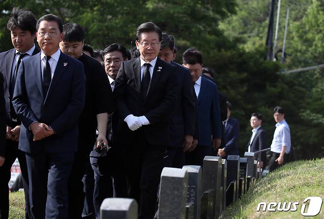 이재명 더불어민주당 대표가 5·18민주화운동 제43주년 기념일을 하루 앞둔 17일 오후 광주 망월민족민주열사묘역을 찾아 참배하고 있다. 2023.5.17/뉴스1 ⓒ News1 황기선 기자