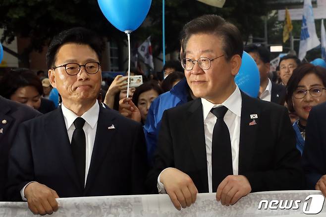 이재명 더불어민주당 대표와 박광온 원내대표가 17일 오후 광주 동구 금남로에서 열린 5·18민주화운동 제43주년 전야제에 당원들과 함께 참석해 거리행진을 하고 있다. 2023.5.17/뉴스1 ⓒ News1 황기선 기자