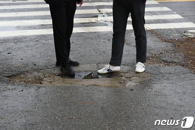 제43주년 5·18민주화운동 당일인 18일 오전 국립민주묘지 망월동 민족민주열사묘역(구묘역)을 찾은 참배객들이 입구에 설치된 '전두환 비석'을 밟고 있다.2023.5.18/뉴스1 ⓒ News1 김동수 기자