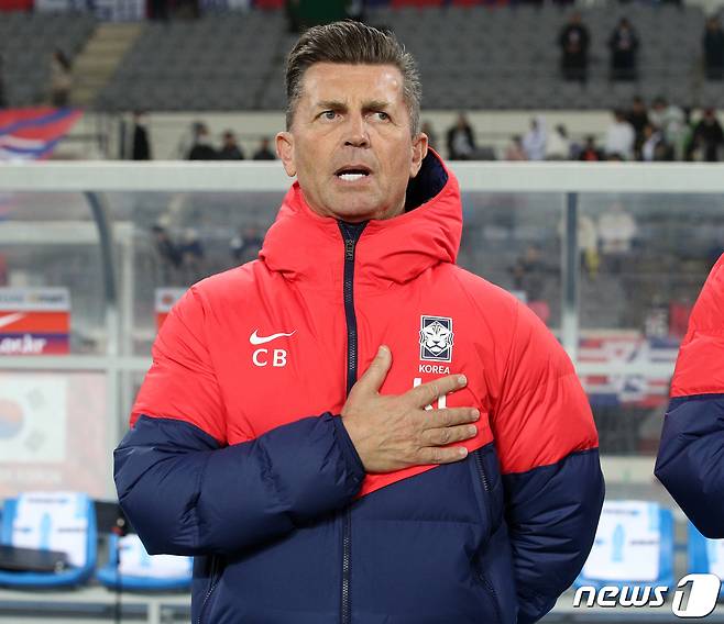 콜린 벨 대한민국 여자축구대표팀 감독이 11일 오후 경기 용인미르스타디움에서 열리는 '신세계 이마트 초청 여자축구국가대표팀 친선경기' 대한민국과 잠비아 2차전 경기 전 애국가를 부르고 있다. 2023.4.11/뉴스1 ⓒ News1 김진환 기자