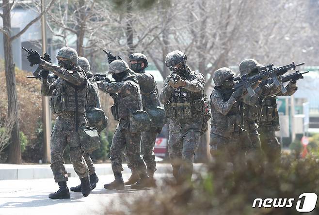 20일 오후 경기 안산시의 한 국가중요시설에서 육군 제51보병사단 장병들이 자유의 방패(FS) 연습의 일환으로 적 드론공격 등 복합상황을 가정한 통합방위 상황조치훈련을 하고 있다. 2023.3.20/뉴스1 ⓒ News1 김영운 기자