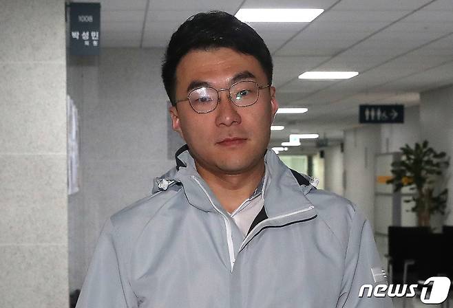 가상자산(암호화폐) 이상 거래 의혹 논란에 자진탈당을 선언한 김남국 더불어민주당 의원이 14일 오전 서울 여의도 국회 의원회관 의원실로 출근하고 있다. 김 의원은 이날 오전 자신의 사회관계망서비스(SNS)를 통해 "저는 오늘 사랑하는 민주당을 잠시 떠난다＂고 밝혔다. 2023.5.14/뉴스1 ⓒ News1 임세영 기자