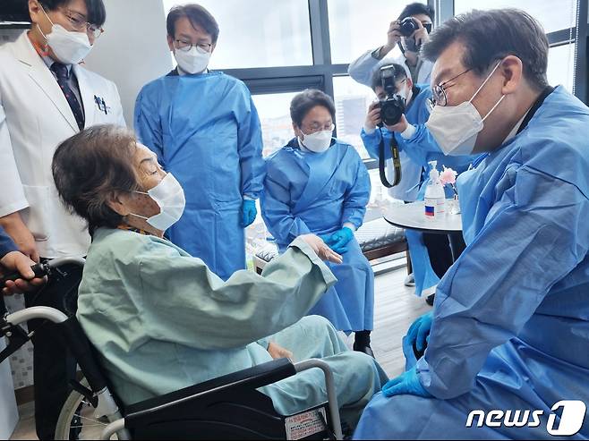 이재명 더불어민주당 대표가 18일 광주 동구 한 병원에 입원 중인 일제강제동원 피해자 양금덕 할머니를 만나 대화하고 있다.(독자 제공)2023.5.18/뉴스1