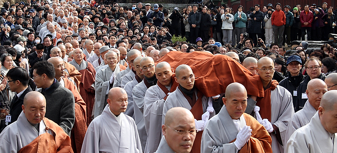 ‘무소유’로 유명한 법정 스님의 다비식이 지난 2010년 3월 전남 순천시 송광사에서 거행되고 있다. 순천 | 연합뉴스