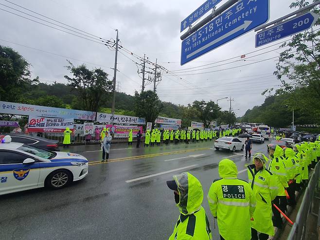 18일 오전 광주 북구 운정동 국립5.18민주묘역 입구 도로에서 경찰이 진입을 통제하고 있다./조홍복 기자