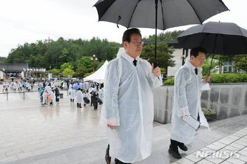 이재명 더불어민주당 대표가 18일 광주 북구 국립5·18민주묘지에서 열린 제43주년 5·18민주화운동 기념식에 참석하고 있다. 뉴시스