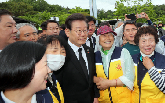 이재명(가운데) 더불어민주당 대표가 18일 광주 북구 운정동 국립 5·18민주묘지에서 열린 5·18 민주화운동 43주년 기념식에 참석하고 있다.<공동취재·연합뉴스>