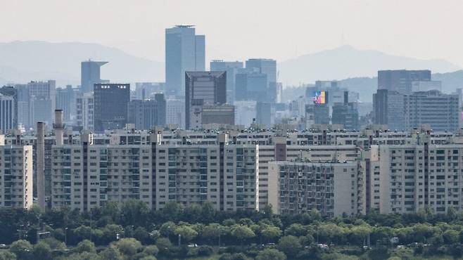 4월 서울 아파트 거래에서 과거 거래된 최고가보다 비싸게 팔린 거래인 신고가는 208건이다. 4월 한 달간 신고가 거래는 아파트값 하락세에 따라 감소하다 지난해 12월(69건)부터 늘었다. 올해 1월(70건), 2월(162건), 3월(209건)이다. 4월 아파트 신고가는 전월 보다 줄었지만 전체 거래에서 신고가 거래비중은 7.79%로 올해 들어 가장 컸다. 사진은 서울 강남구 압구정동 재건축 예정 아파트 단지 모습. 뉴스1화상