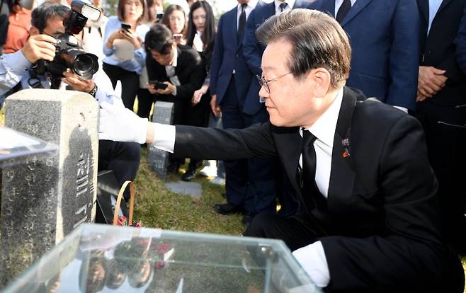 [광주=뉴시스] 변재훈 기자 = 이재명 더불어민주당 대표가 5·18민주화운동 43주년을 하루 앞둔 17일 오후 광주 북구 망월동 민족민주열사묘역 내 이철규 열사 묘비를 어루만지고 있다. 2023.05.17. wisdom21@newsis.com /사진=뉴시스