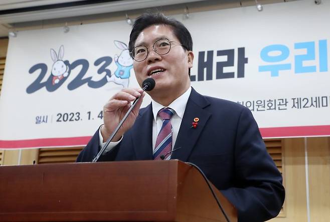 송석준 국민의힘 의원이 4일 오후 서울 여의도 국회 의원회관에서 열린 2023 힘내라 우리경제 도약하는 한국금융에서 인사말을 하고 있다. 사진=뉴시스화상