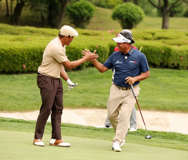 한국프로골프(KPGA) 코리안투어 'SK텔레콤 오픈' 개막을 하루 앞둔 17일 진행된 이벤트 경기인 'SK텔레콤 채리티 오픈 with 아메리칸 익스프레스'에 참가한 추성훈, 최경주. 사진제공=SK텔레콤 오픈 2023