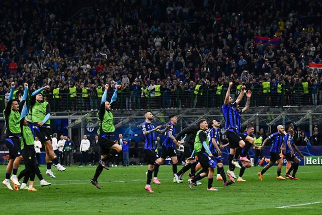 인터 밀란 선수들이 17일 이탈리아 밀라노의 산시로에서 열린 2022~23시즌 유럽축구연맹(UEFA) 챔피언스리그(UCL) 준결승 2차전에서 AC밀란을 1-0으로 꺾고 결승행을 확정, 팬들을 향해 환호하고 있다. 인터 밀란은 1, 2차전 합계 3-0으로 AC밀란을 누르고 결승에 진출했다. 밀라노=AFP 연합뉴스