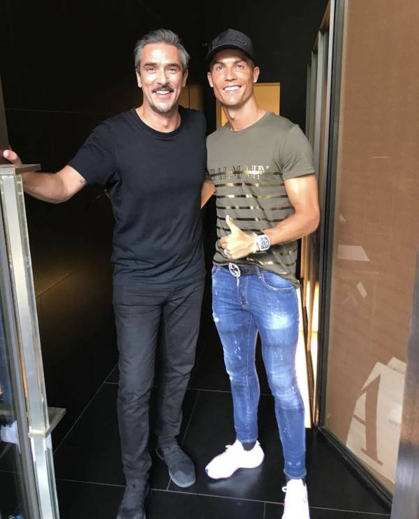 호날두는 쫙 달라붙는 바지에 스니커즈, 거기에 어울리지 않는 벨트를 착용했다.(사진=호날두 SNS)