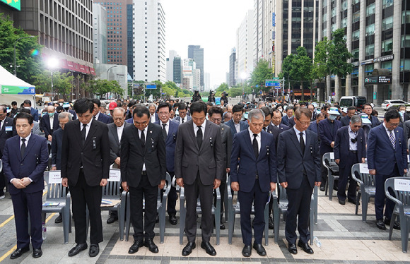 오 시장(왼쪽에서 세번째)이 참석자들과 함께 묵념하고 있다, [사진=서울시]