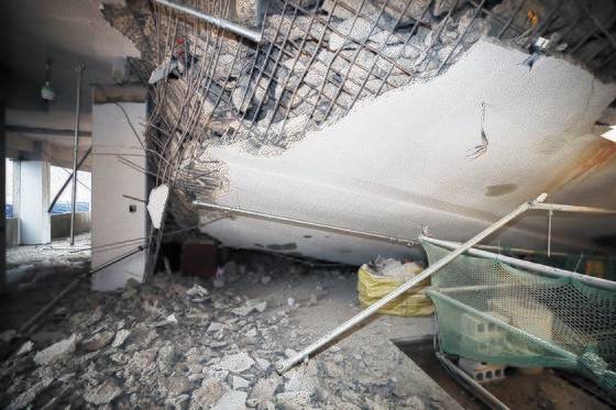 원희룡 국토교통부 장관이 2일 인천시 서구 검단의 한 아파트 지하주차장 슬래브 붕괴 현장을 찾았다. 이곳은 지난달 29일 지하주차장 지붕 구조물이 무너지는 사고가 발생했다. 뉴스1