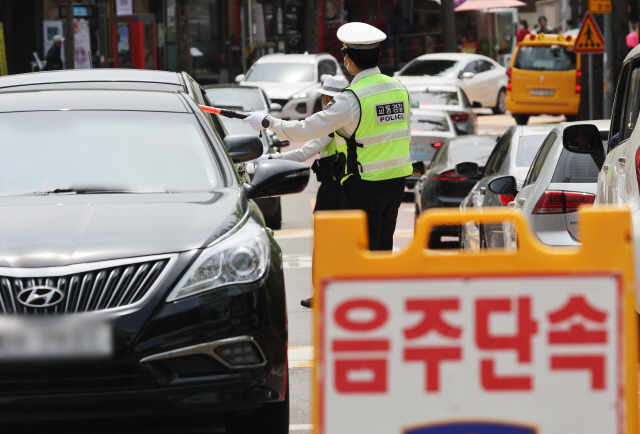 ▲ 경기도 수원시 광교산 입구에서 경찰이 행락지 및 스쿨존 음주단속을 하고 있다. [강원도민일보 자료사진]