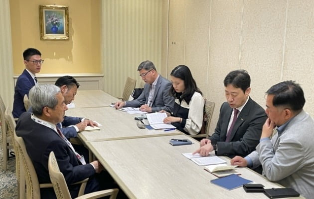 한국공항공사 임직원(오른쪽)이 일본 나리타국제공항 관계자와 회담을 하고 있다. 한국공항공사 제공