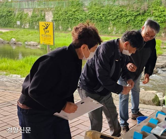 춘천사랑 시니어 아카데미 회원들이 공지천 간이 수질측정을 위한 작업을 하고 있다.