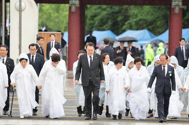 윤석열 대통령이 18일 광주 북구 국립5·18민주묘지에서 열린 제43주년 5·18민주화운동 기념식에 참석하고 있다.   연합뉴스