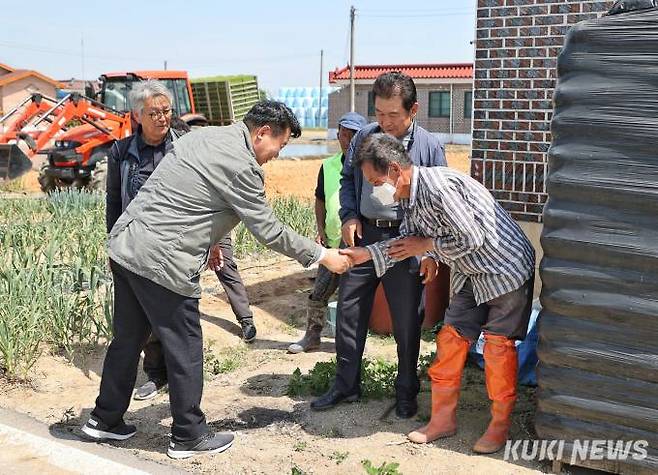 오성환 당진시장이 지난 17일 합덕읍 모내기 현장을 찾아 농업인과 반갑게 인사를 나누고 있다. 당진시 제공