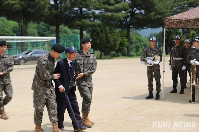 유해발굴 참여 장병들이 6·25 참전 유공자를 모시고 행사장으로 이동하고 있다.