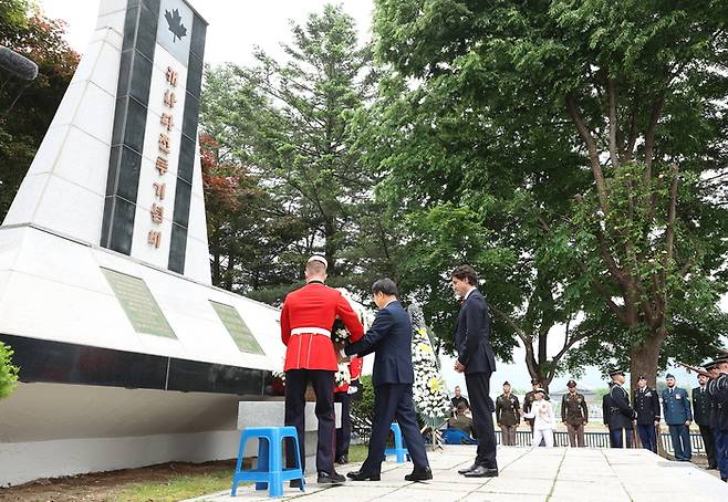 18일 오전 김동연 경기도지사(왼쪽에서 두번째)와 쥐스탱 트뤼도 캐나다총리(오른쪽)가 가평 캐나다전투기념비를 찾아 참배하고 있다. <사진=경기도>