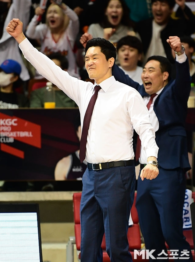 오세근은 여전히 KBL 최고의 선수다. 지난 2022-23시즌 안양 KGC가 통합우승을 이룰 수 있었던 가장 큰 힘이었다. 그와 경쟁한 유일한 선수가 바로 김선형이었다. 전희철 SK 감독은 이제 그 두 선수를 모두 활용할 수 있는 사람이 됐다. 사진=김영구 기자