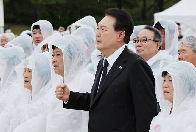 [광주=뉴시스] 홍효식 기자 = 윤석열 대통령이 18일 광주 북구 국립5·18민주묘지에서 열린 제43주년 5·18민주화운동 기념식에서 '임을 위한 행진곡'을 제창하고 있다. (대통령실통신사진기자단) 2023.05.18.