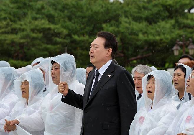 [광주=뉴시스] 홍효식 기자 = 윤석열 대통령이 18일 광주 북구 국립5·18민주묘지에서 열린 제43주년 5·18민주화운동 기념식에서 '임을 위한 행진곡'을 제창하고 있다. (대통령실통신사진기자단) 2023.05.18.