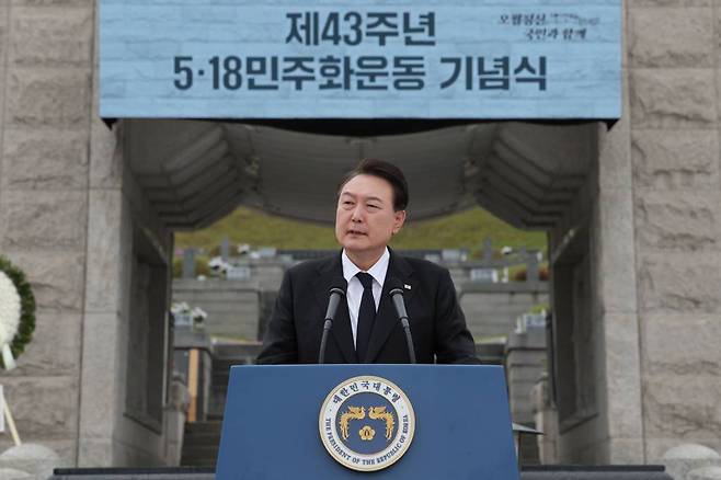 [광주=뉴시스] 윤석열 대통령이 18일 광주 북구 국립5·18민주묘지에서 열린 제43주년 5·18민주화운동 기념식에서 기념사하고 있다. (사진=대통령실 제공) 2023.05.18.