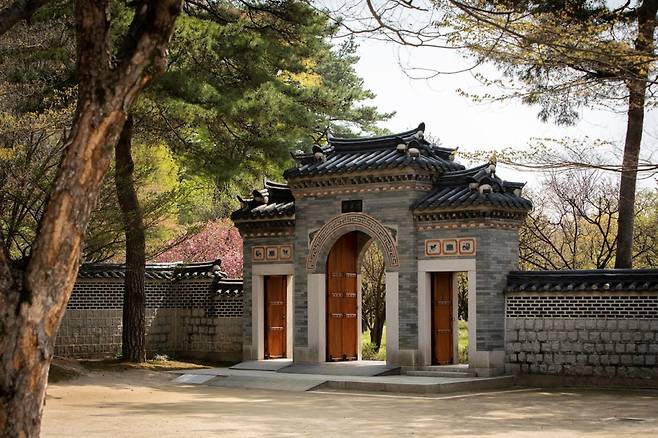 '희원' 바깥 마당과 매림(梅林)을 연결시키는 전통정원의 시작점인 보화문. 덕수궁의 유현문을 본 떠 한국 전통 문양의 전돌을 쌓아 올렸다. 모든 것을 거둬 모아 보존한다는 의미의 '보?'에 꽃과 인간의 예술을 뜻하는 '화華'를 더한 이름이다./사진=호암미술관