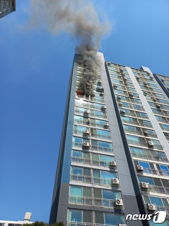 2일 오후 1시 29분쯤 인천시 미추홀구의 한 아파트에서 화재가 발생했다.(인천 소방본부 제공) 2023.4.2/뉴스1 (C) News1 정진욱 기자