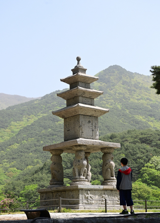 연기조사의 효심과 불심의 전설이 깃들어 있는 화엄사의 사사자삼층석탑.