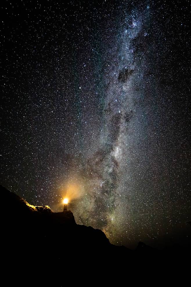 북섬 웰링턴 인근 와이라라파의 케이프 팰리저 등대(Cape Palliser Lighthouse)에서 관측할 수 있는 은하수_ⓒPete Monk Photography