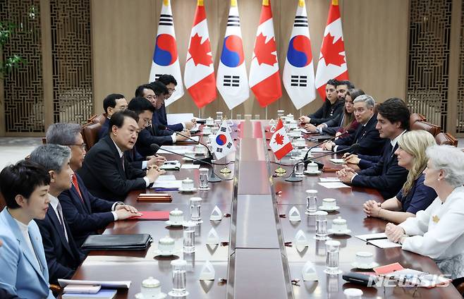 [서울=뉴시스] 전신 기자 = 윤석열 대통령과 쥐스탱 트뤼도 캐나다 총리가 17일 서울 용산 대통령실 청사에서 한-캐나다 정상 확대 회담을 하고 있다. 2023.05.17. photo1006@newsis.com