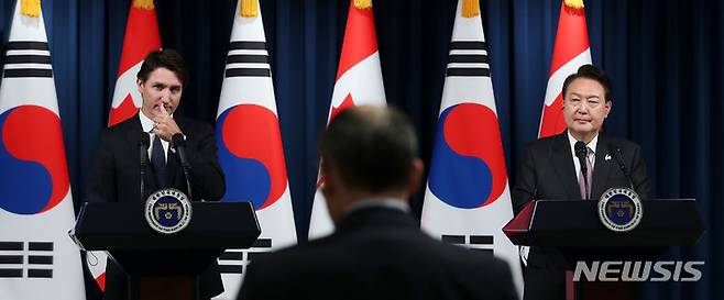 [서울=뉴시스] 홍효식 기자 = 윤석열 대통령과 쥐스탱 트뤼도 캐나다 총리가 17일 오후 서울 용산 대통령실 청사에서 열린 공동기자회견에서 취재진 질문을 받고 있다. 2023.05.17. yesphoto@newsis.com