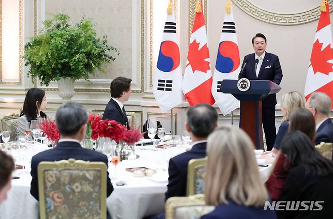 [서울=뉴시스] 전신 기자 = 윤석열 대통령이 17일 청와대 영빈관에서 쥐스탱 트뤼도 캐나다 총리 방한 공식 만찬에서 만찬사를 하고 있다. 2023.05.17. photo1006@newsis.com