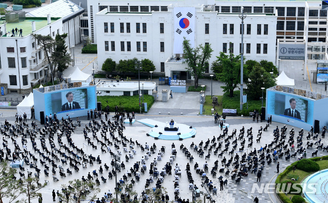 [광주=뉴시스]박영태 기자 = 문재인 대통령이 18일 오전 광주광역시 동구 옛 전남도청 앞에서 열린 제40주년 5·18 민주화운동 기념식에 참석해 기념사를 하고 있다. 2020.05.18. since1999@newsis.com